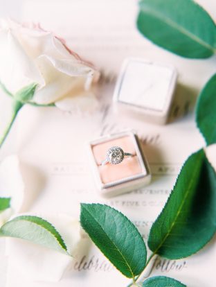 Real wedding featuring blush + rose gold foil stamped wedding invitations by Smock | Photos by Rachel Solomon Photography