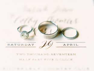 Real wedding featuring blush + rose gold foil stamped wedding invitations by Smock | Photos by Rachel Solomon Photography