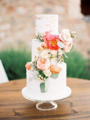 Wedding cake by Růže Cake House | Photos by Rachel Solomon Photography
