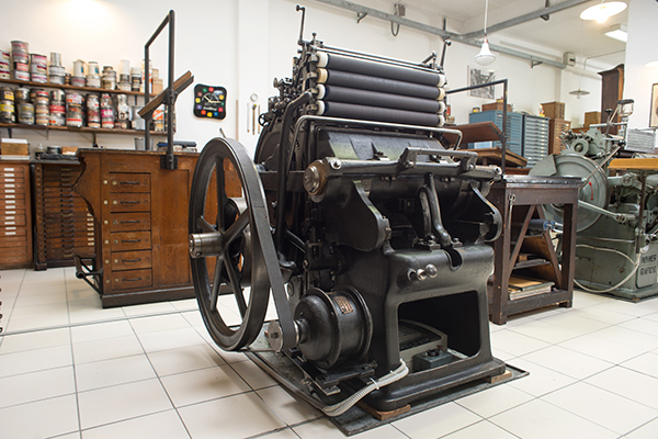 Davide Tomatis of Archivio Tipografico (Italy) prints on a Phoenix IV (German press) | Unique International Printing Presses feature